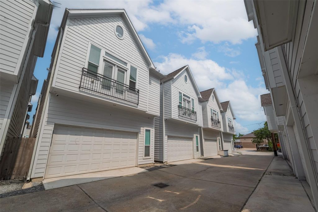Photo of 854 W 20th Street, Houston, TX 77008 (MLS # 16075918)