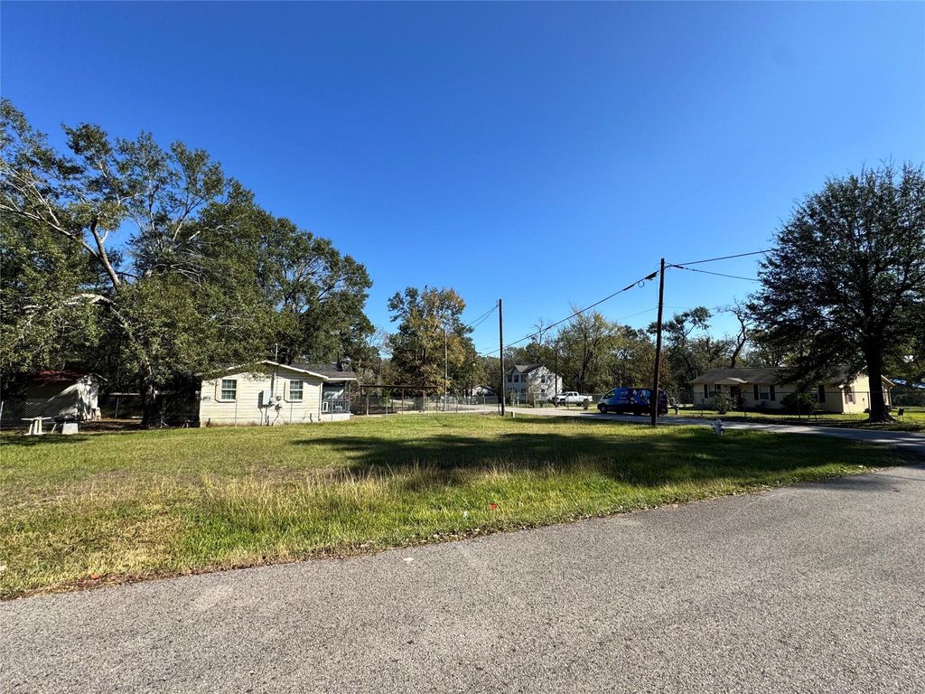 Photo of 700 College St St, Conroe, TX 77301 (MLS # 20491621)
