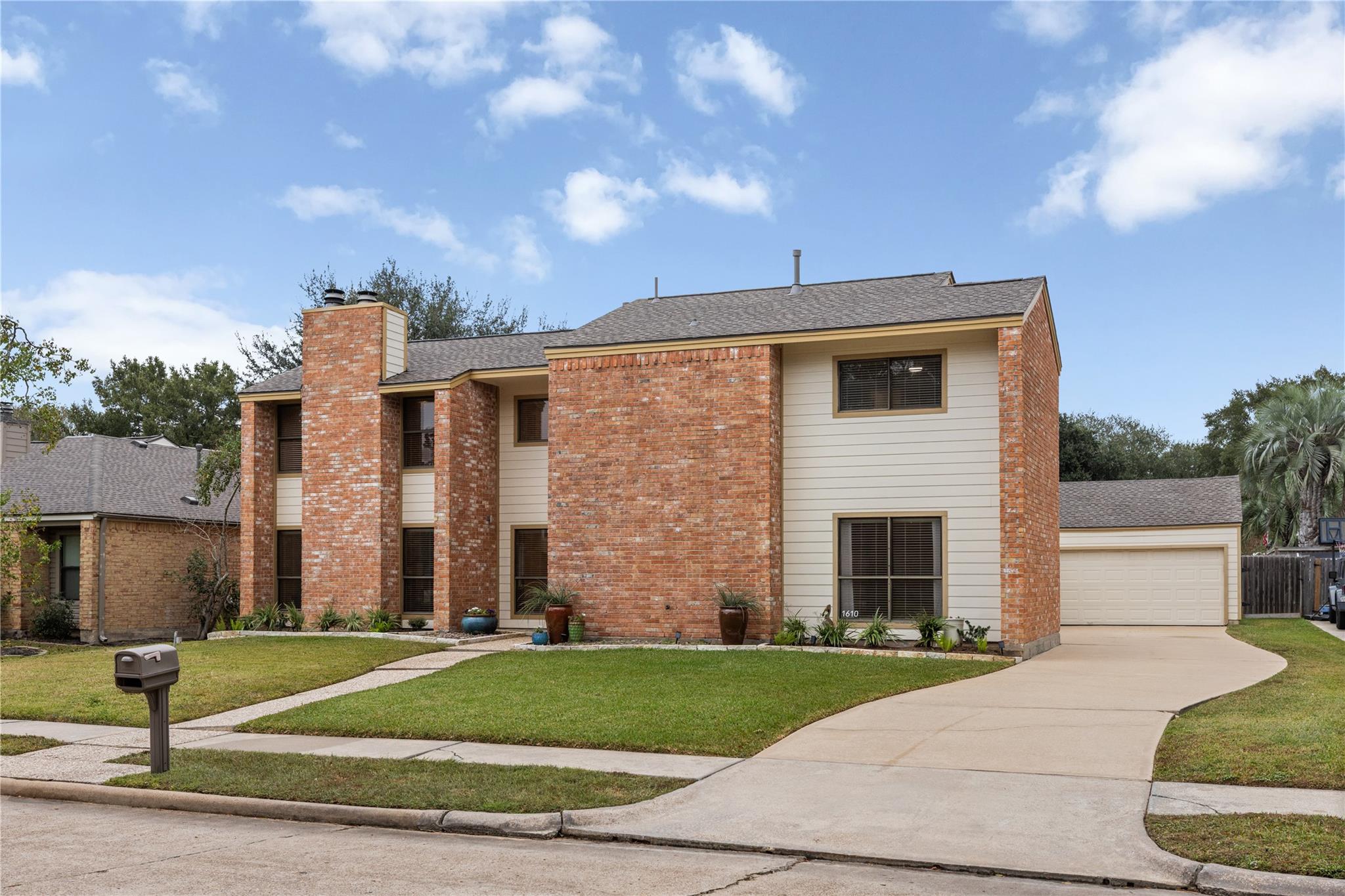 1610 E Hedgecroft Drive