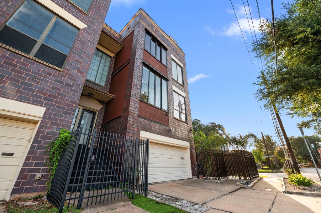 Photo of 502 Anita Street, Houston, TX 77006 (MLS # 30334979)