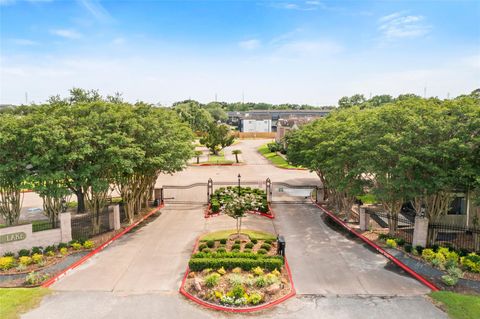 Photo of 18800 Egret Bay Boulevard #119, Webster, TX 77058 (MLS # 33094137)