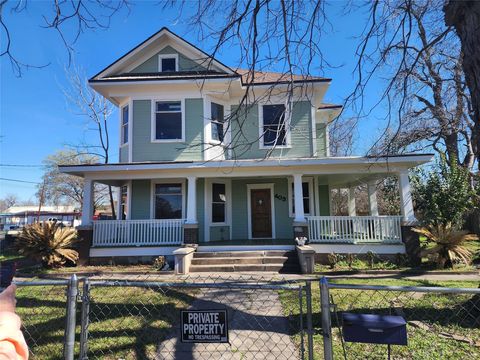 Photo of 403 Farquhar Street, Navasota, TX 77868 (MLS # 13135549)