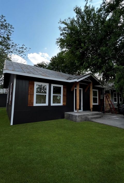 Photo of 1046 Paso Hondo, San Antonio, TX 78202 (MLS # 77616749)