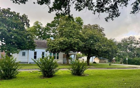 Photo of 2421 Avenue G, Bay City, TX 77414 (MLS # 96793761)