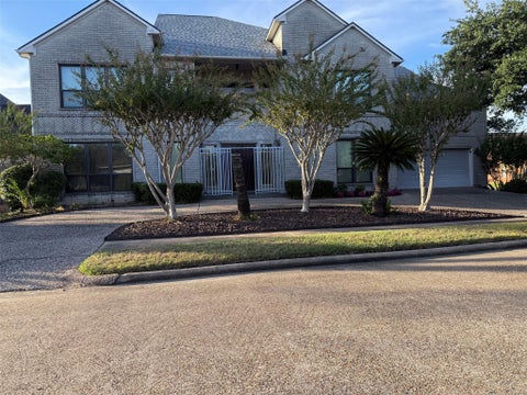 Photo of 8102 Lake Edge Court, Houston, TX 77071 (MLS # 54655215)