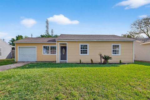 Photo of 203 Alastair Drive, Pasadena, TX 77506 (MLS # 70402978)