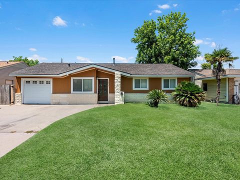 Photo of 10319 Dunvegan Way, Houston, TX 77013 (MLS # 5473931)