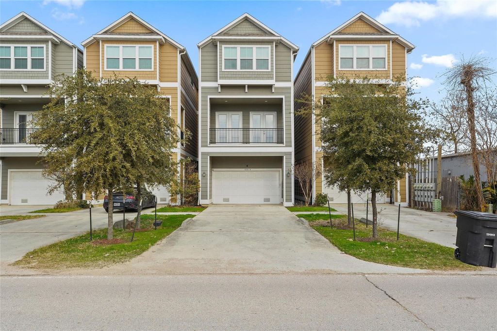 Photo of 1221 W 19th Street #B, Houston, TX 77008 (MLS # 67595096)
