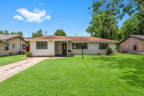Tiny photo for 7280 Click Drive, Beaumont, TX 77708 (MLS # 82385980)