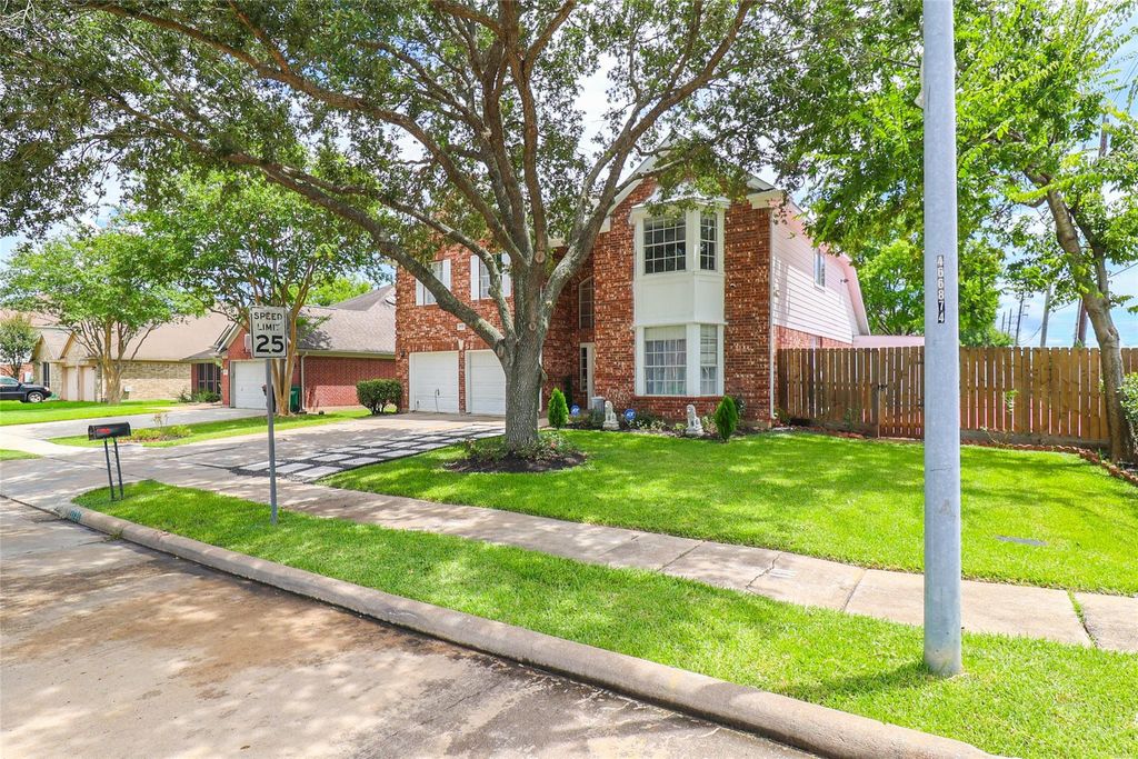 Photo of 11731 Cobblestone Point Drive, Sugar Land, TX 77498 (MLS # 66327361)