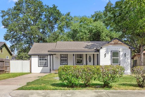 Photo of 905 Elm Avenue, Pasadena, TX 77506 (MLS # 57196882)