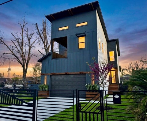 Photo of 505 E 40th Street, Houston, TX 77022 (MLS # 92927125)