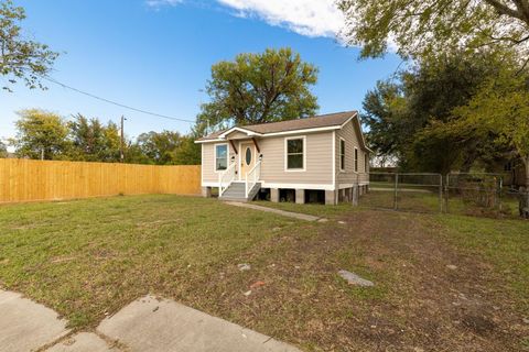 Photo of 5210 Pickfair Street, Houston, TX 77026 (MLS # 47905413)