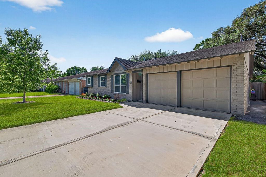 Photo of 5727 Cartagena Street, Houston, TX 77035 (MLS # 54603385)