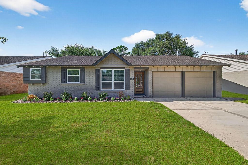 Photo of 5727 Cartagena Street, Houston, TX 77035 (MLS # 54603385)