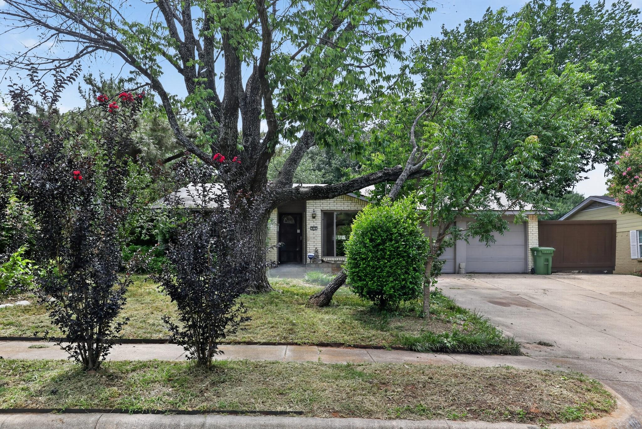 915 Oak Cliff Drive