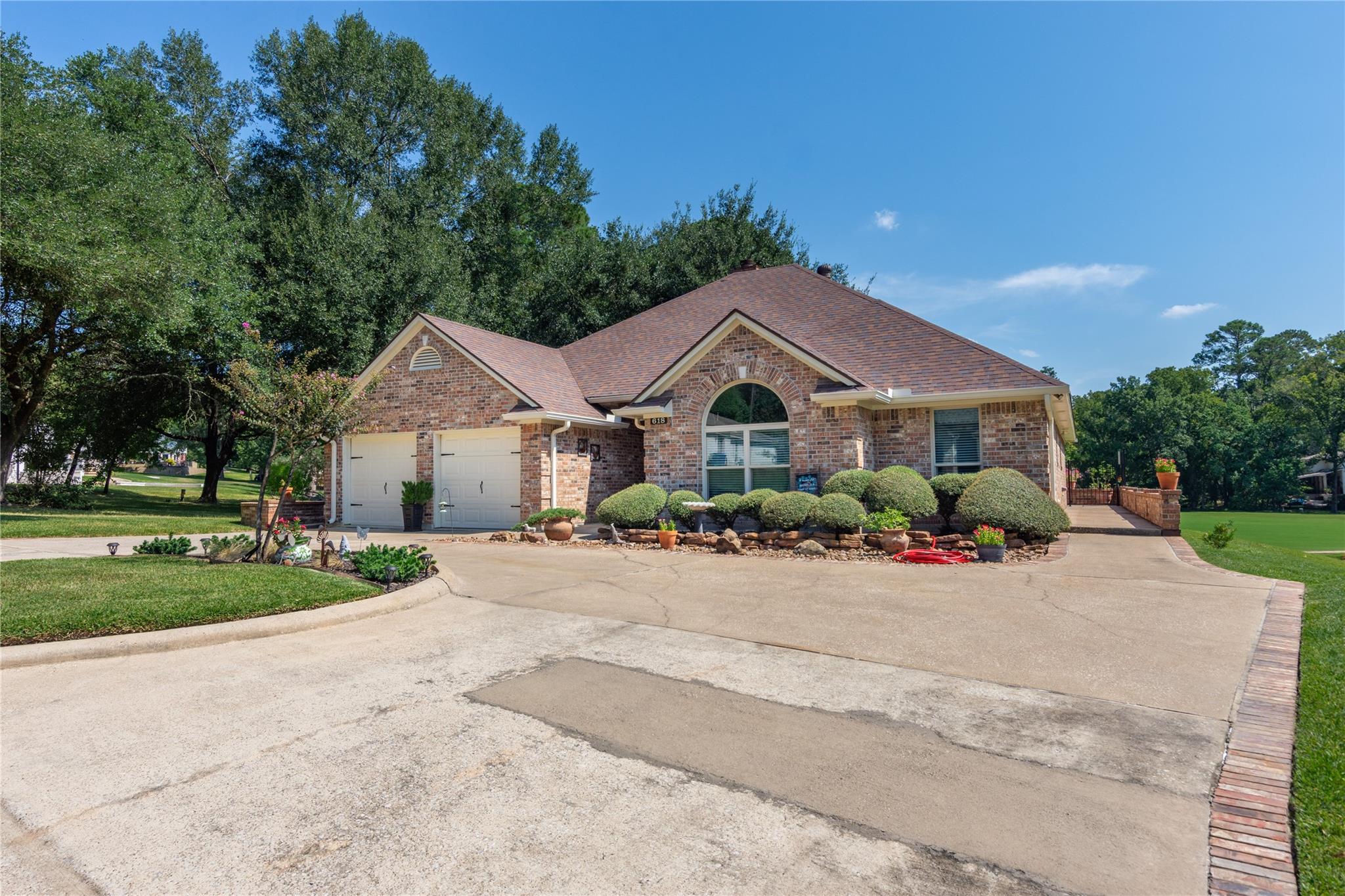 618 Hillcrest Circle