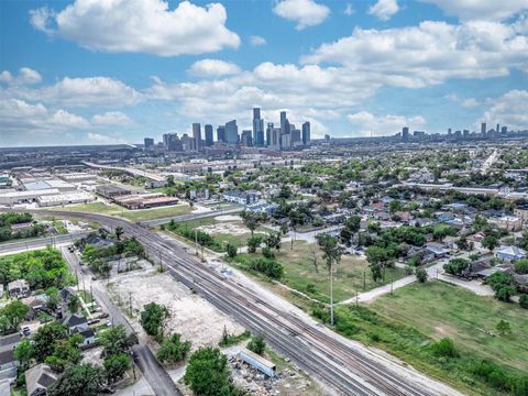 Photo of 2023 Semmes Street, Houston, TX 77026 (MLS # 51051011)