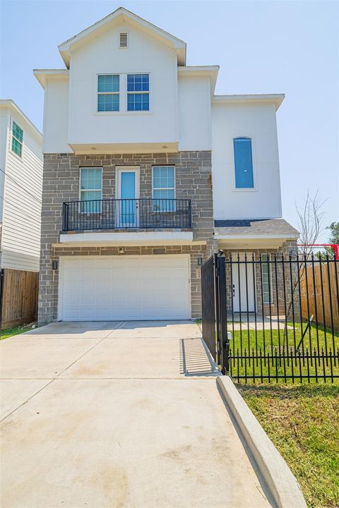 Photo of 7814 De Priest Street, Houston, TX 77088 (MLS # 88533216)