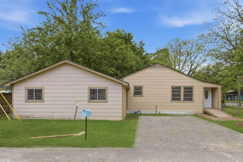 Photo of 1109 E Walker Street, League City, TX 77573 (MLS # 38663188)