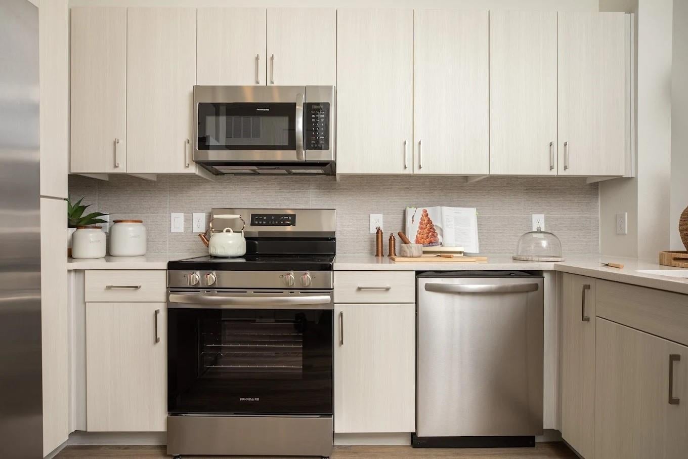 1690 North Loop 381