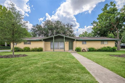Photo of 516 W Fourteenth Street, Shiner, TX 77984 (MLS # 41331331)