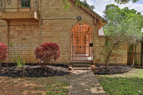 Photo of 2706 Stetson Lane, Houston, TX 77043 (MLS # 14094542)