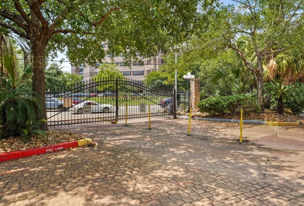 Photo of 2300 Old Spanish Trail #1084, Houston, TX 77054 (MLS # 98174827)