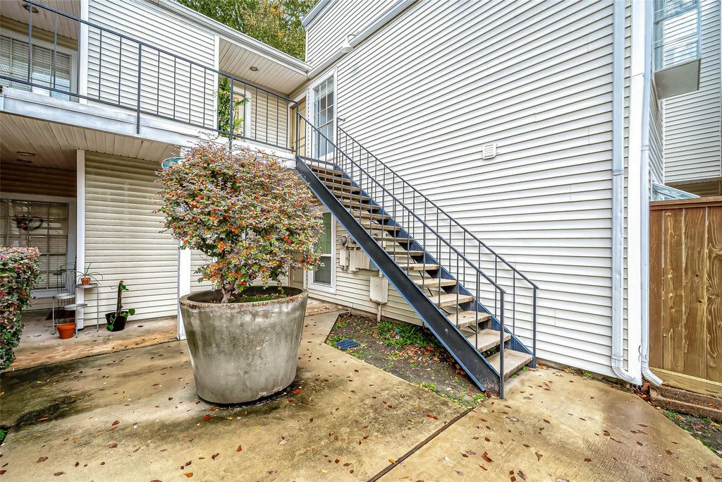 Photo of 9809 Richmond Avenue #C8, Houston, TX 77042 (MLS # 21192514)