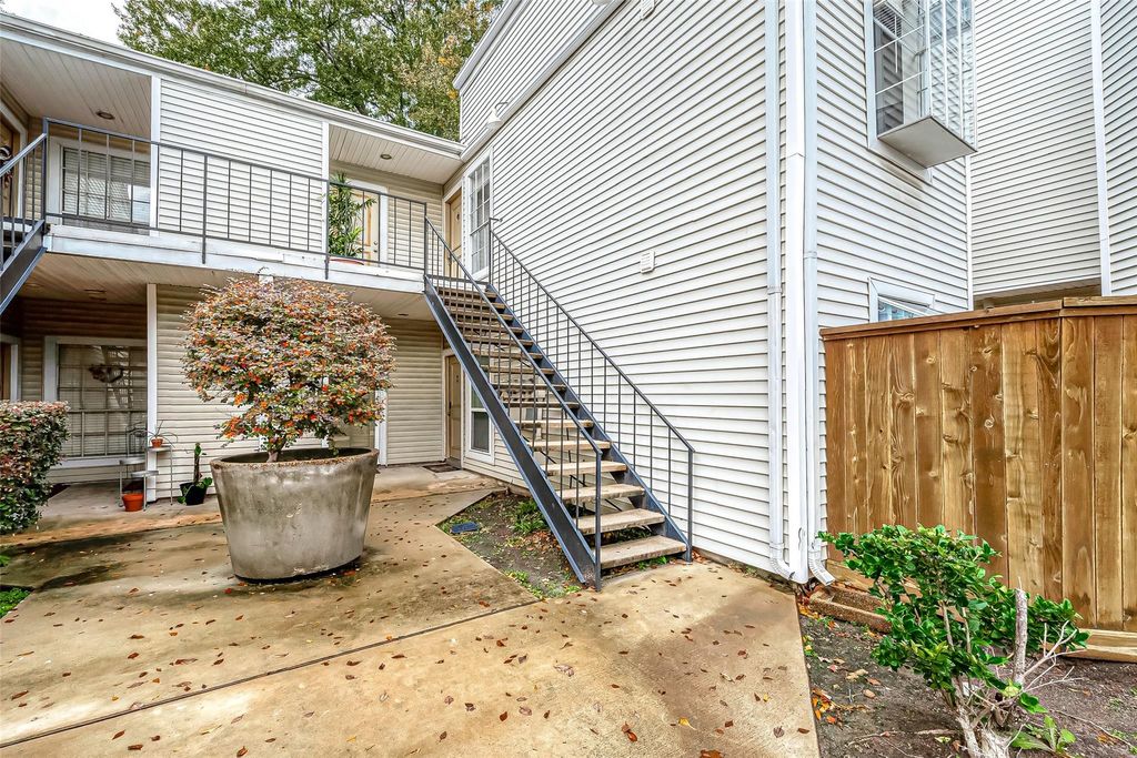 Photo of 9809 Richmond Avenue #C8, Houston, TX 77042 (MLS # 21192514)