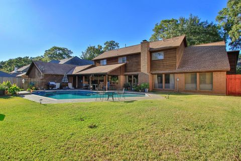 Photo of 6723 Ashmore Drive, Houston, TX 77069 (MLS # 21780180)