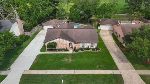 Photo of 306 W Castle Harbour Drive, Friendswood, TX 77546 (MLS # 59614189)