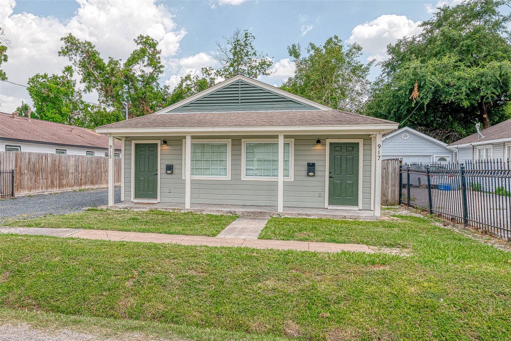 Photo of 915 Adele Street, Houston, TX 77009 (MLS # 52505721)
