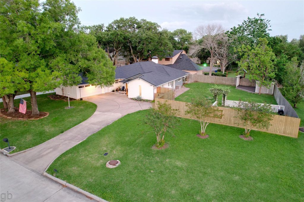 Photo of 3010 Broadmoor Drive, Sugar Land, TX 77478 (MLS # 85046377)