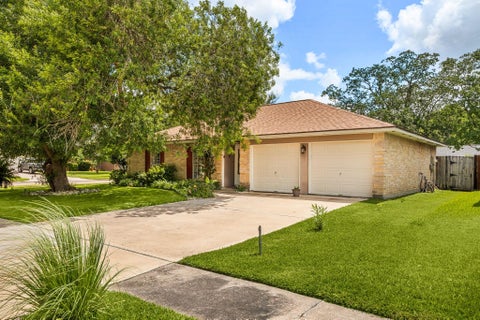 Homes For Sale - 302 Forest Hills Drive<br/> League City, TX 77573
