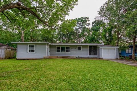 Photo of 1702 W Crockett Street, La Marque, TX 77568 (MLS # 72170476)