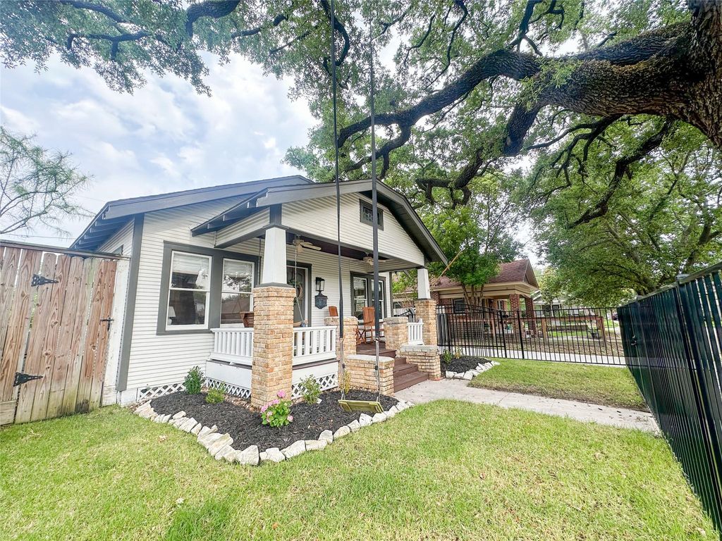 Photo of 4006 Oak Ridge Street, Houston, TX 77009 (MLS # 46713084)