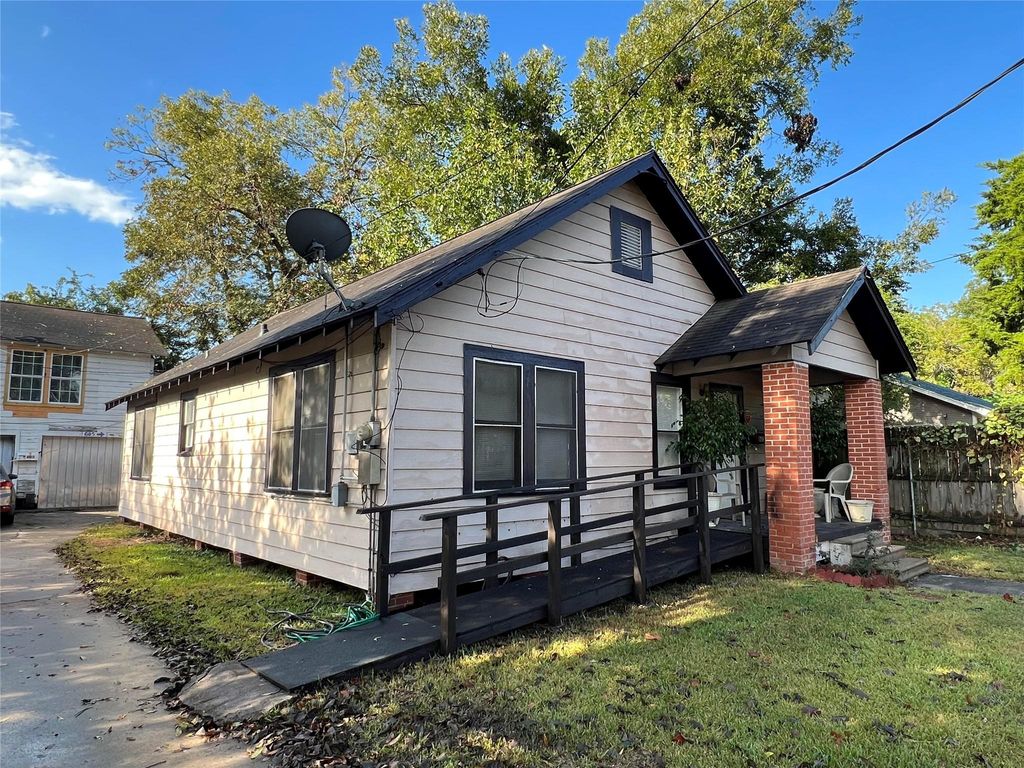 Photo of 605 E Hunnicutt Street, Baytown, TX 77520 (MLS # 36679298)