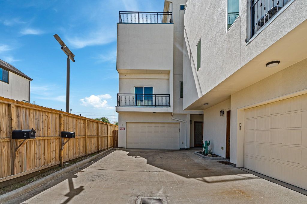 Photo of 2218 Converse Street #C, Houston, TX 77006 (MLS # 26484401)