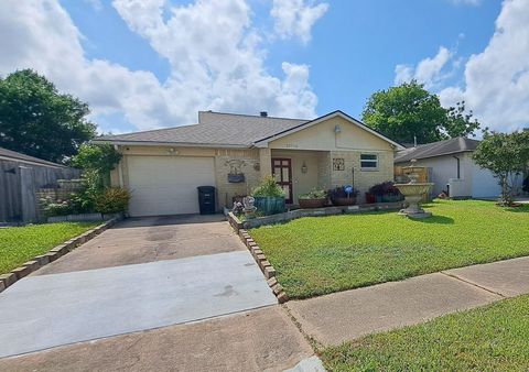 Photo of 10710 Parkland Woods Dr Drive, Sugar Land, TX 77498 (MLS # 45635421)