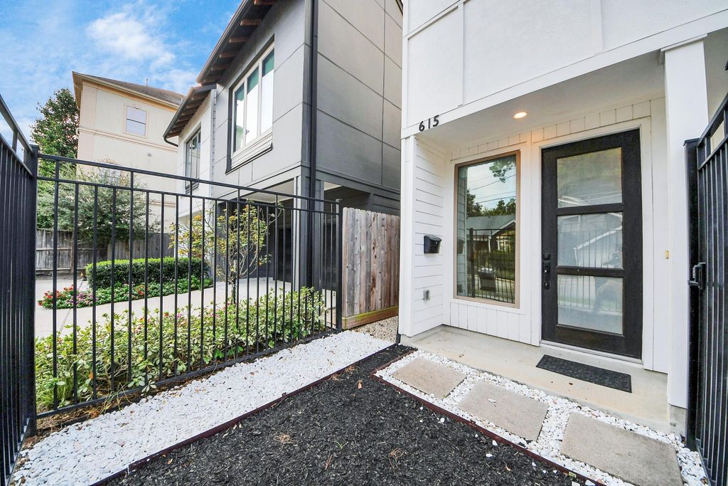 Photo of 615 Oakley Street, Houston, TX 77006 (MLS # 56709444)