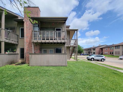 Photo of 418 Garland Drive #122, Lake Jackson, TX 77566 (MLS # 21939056)