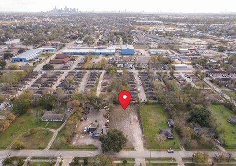 Photo of 312 Walthall Drive, Houston, TX 77022 (MLS # 15891635) Photo of 312 Walthall Drive, Houston, TX 77022 (MLS # 15891635)