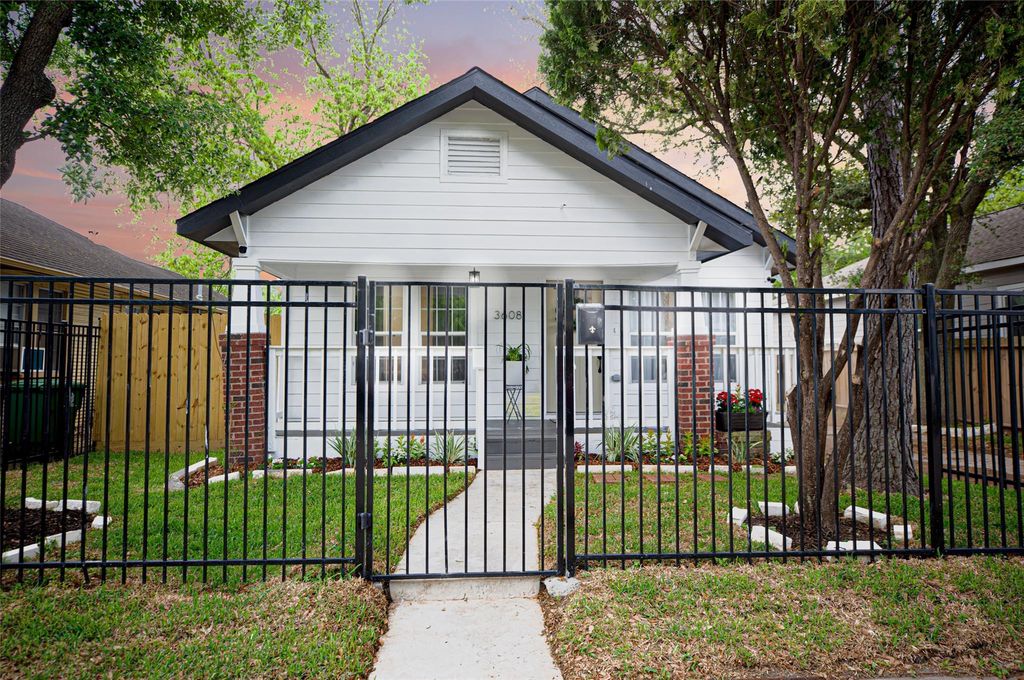 Photo of 3608 Mcilhenny Street, Houston, TX 77004 (MLS # 28036648)