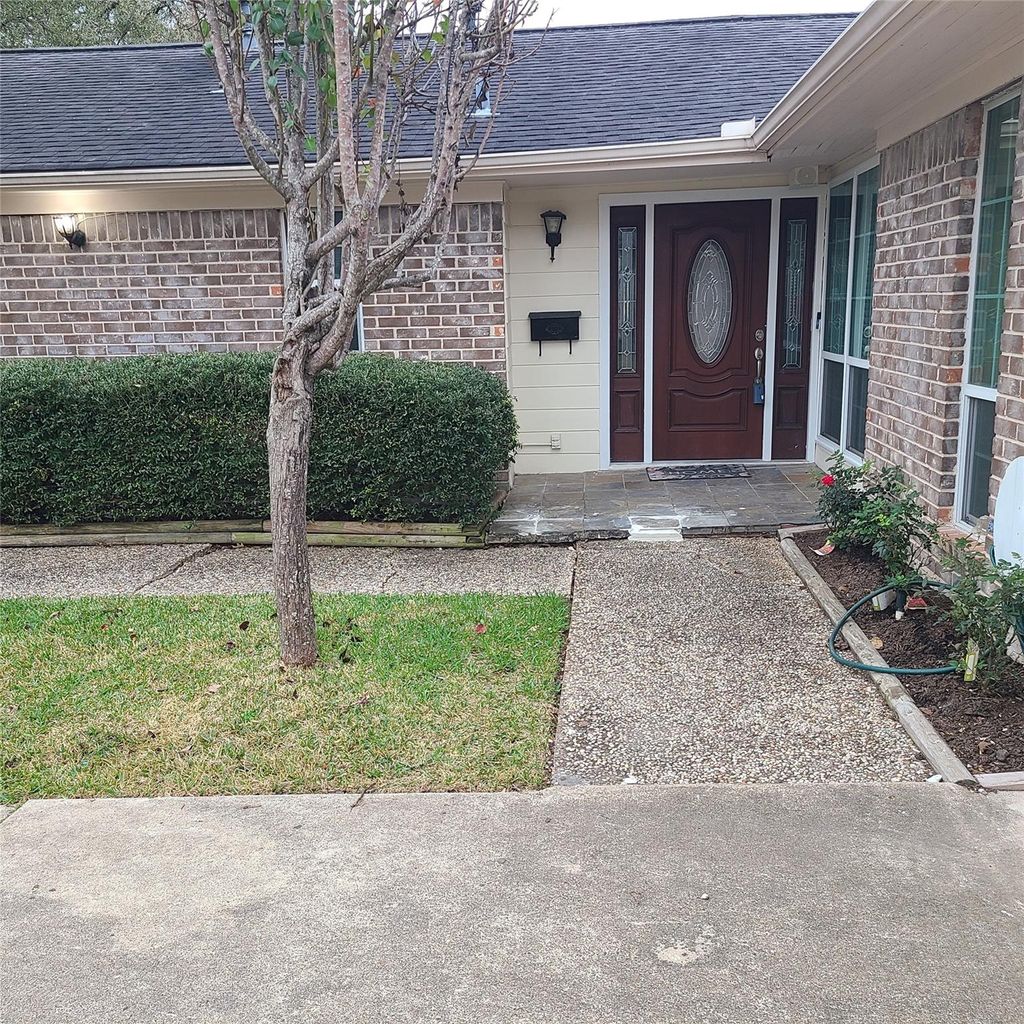 Photo of 1006 Walnut Bend Lane, Houston, TX 77042 (MLS # 41461996)