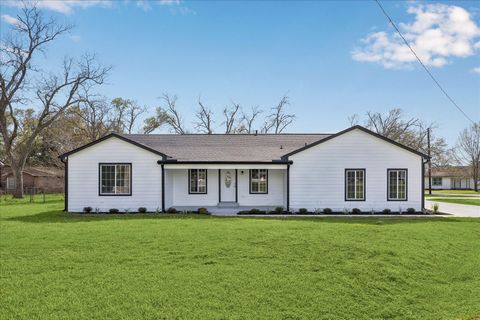 Homes For Sale - 1337 S Circle Street St<br/> Austin County, Sealy, TX 77474