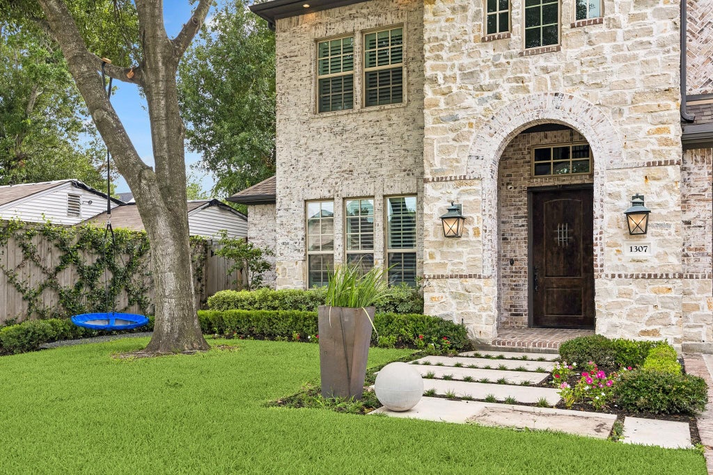 Photo of 1307 Story Street, Houston, TX 77055 (MLS # 37425307)