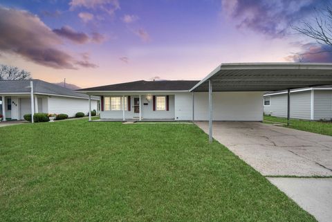 Photo of 900 S Circle Drive, Baytown, TX 77520 (MLS # 53936601)