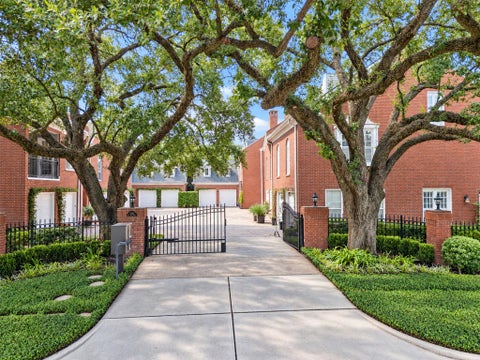 Photo of 2902 W Lane Drive, Houston, TX 77027 (MLS # 17446386)