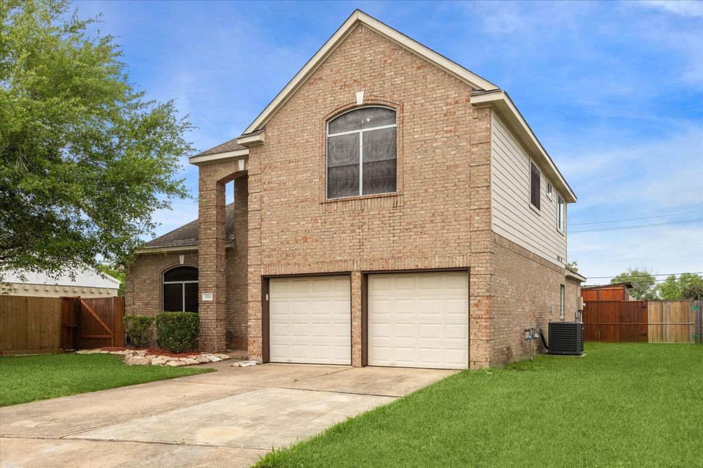 Photo of 4713 Cypress Bend Court, Pearland, TX 77584 (MLS # 44221566)